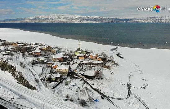 Suların çekildiği şirin köy karla eşsiz manzaraya büründü