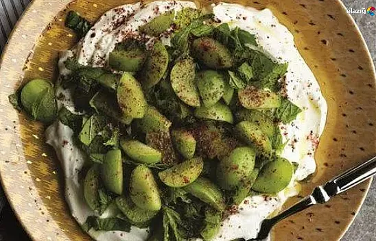 Tavuk yemeklerinin yeni favorisi! İşte 10 dakikada ekşi erik mezesi tarifi