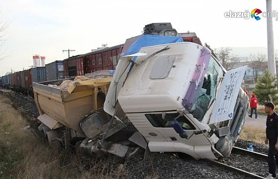 Trenin tıra çarpması sonucu 5 kişi yaralandı