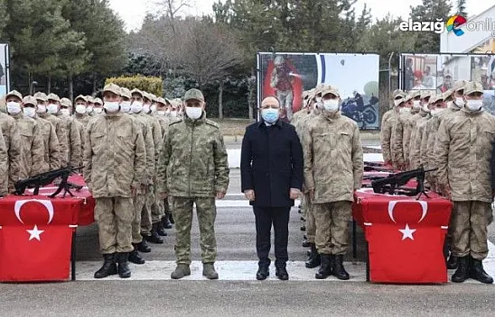 Vatani görevini yapan acemi erler, düzenlenen törenle yemin etti