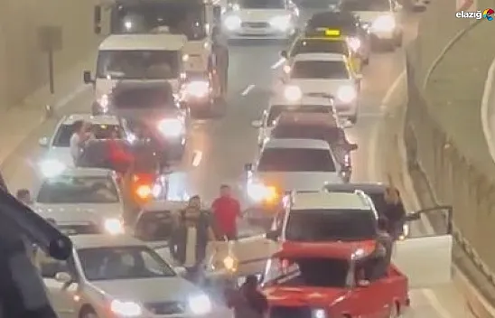 Yolu kapatıp asker eğlencesi yaptılar!