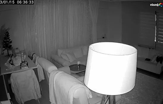 Abajurun sallandığı anlar Elazığ'da depremin şiddetini bir kez daha gösterdi