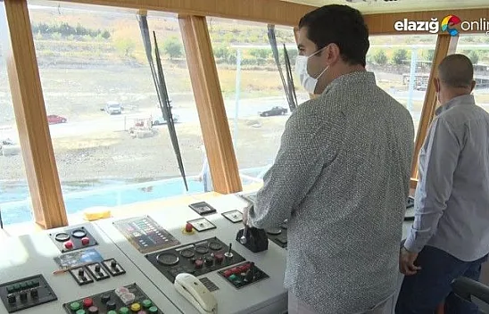 Belediye Başkanı Alan Elazığ-Tunceli arasında feribotla yolcu taşıdı