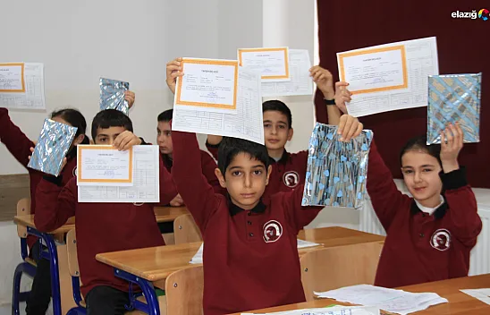 Elazığ'da da öğrenciler karne sevinci yaşadı!