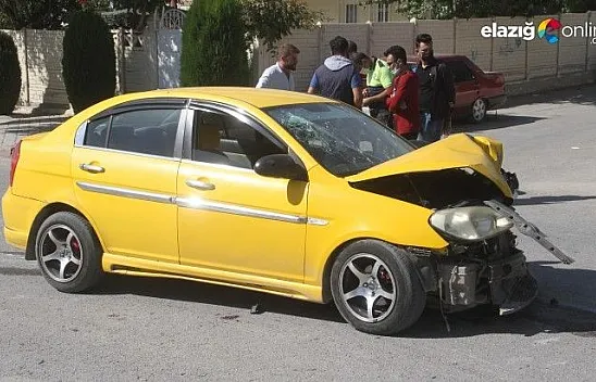 Elazığ'da hafif ticari araç ile otomobil çarpıştı:3 yaralı