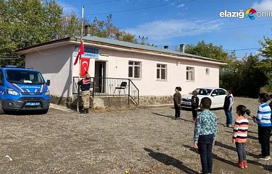 Mehmetçik yıpranmış bayrağı değiştirip, öğrencileri ziyaret etti