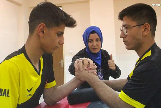 Dünya şampiyonu öğretmenlerini örnek alan öğrenciler başarıya koşuyor