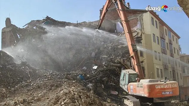 Elazığ'da deprem sonrası harabeye dönen 10 bin konut yıkıldı