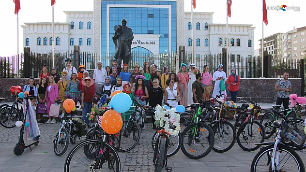 'Süslü Kadınlar' Otomobilsiz Kentler Günü için pedal çevirdi