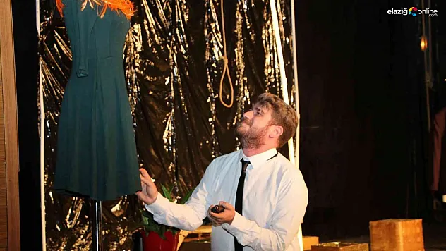 'Nihayet Bitti' adlı tiyatro oyununa seyirciden tam not!