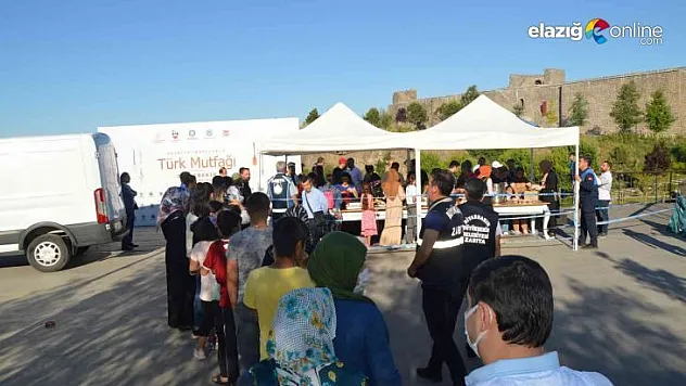 Türk Mutfağı Haftası'nda vatandaşlara Diyarbakır lezzetleri ikram edildi