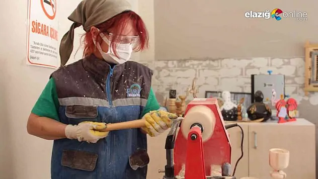 Hobisi mesleğe dönüşen Mine Karakaş erkeklere taş çıkartıyor