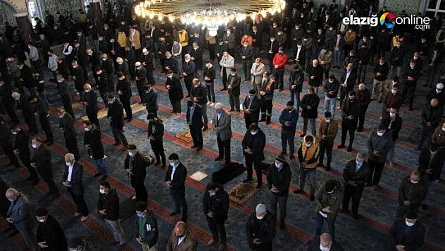 15 aydır kapalı olan İzzetpaşa Camii cuma namazıyla tekrar açıldı