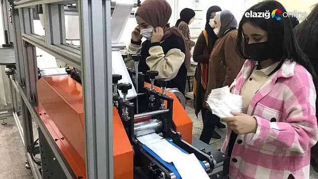 Öğretmen ve öğrenciler 2 milyon maske üreterek 400 bin lira ciro yaptı