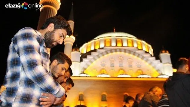 Elazığ'da camiler doldu taştı