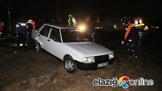 Elazığ'da yol çöktü, polis yetişti!