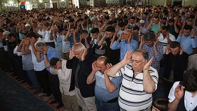 Elazığ'da bayram namazında camiler doldu taştı