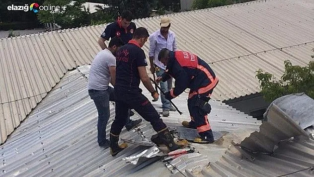 Elazığ'da çatıya sıkışan şahsı itfaiye kurtardı