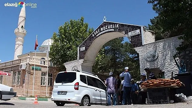 Elazığ'da arefe günü mezarlıklar doldu taştı