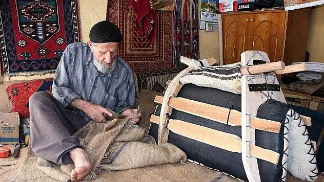 Emekli olunca, yok olan mesleğini canlandırdı