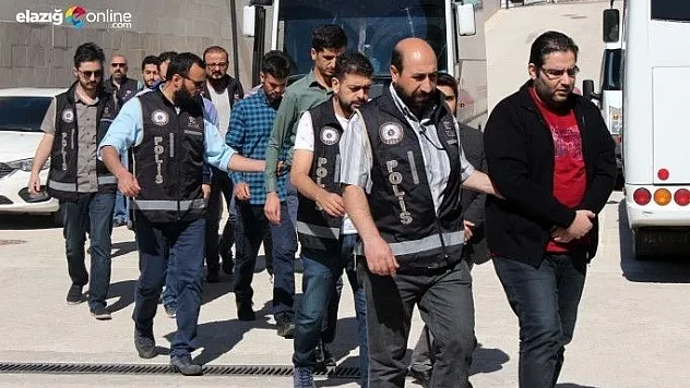 FETÖ'den gözaltına alınan 13 sağlıkçı adliyede