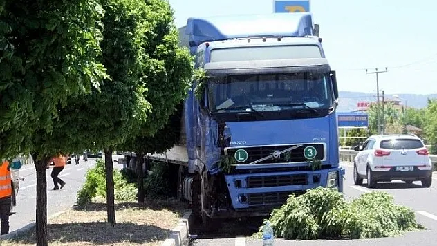 Yolçatı Kavşağı'nda tır kazası!