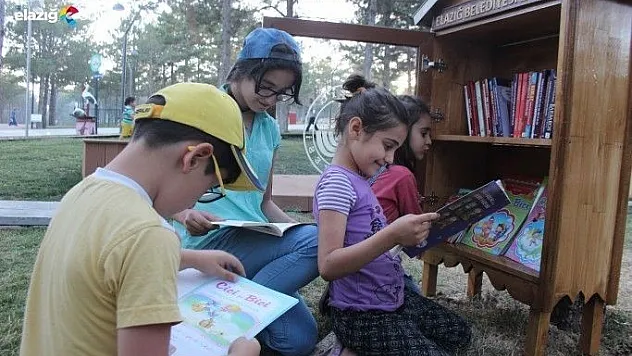 Çocuklar, piknikte de kitap okuyacak