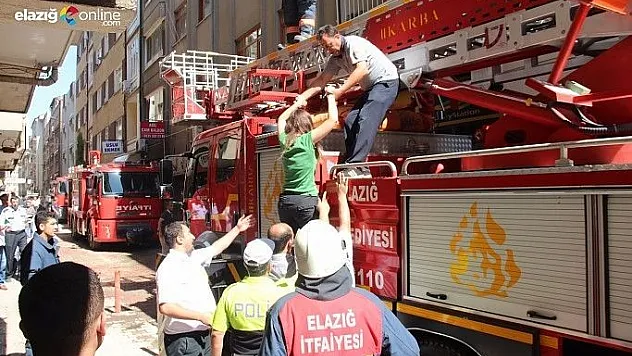 Mahsur kalan kadını itfaiye ekibi kurtardı
