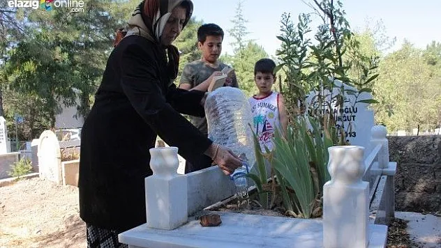 Elazığ'da arefe günü mezarlıklar doldu taştı