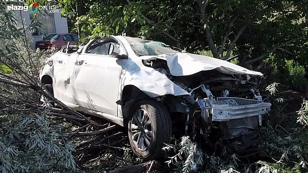 Hurdaya dönen otomobilden sağ çıktılar