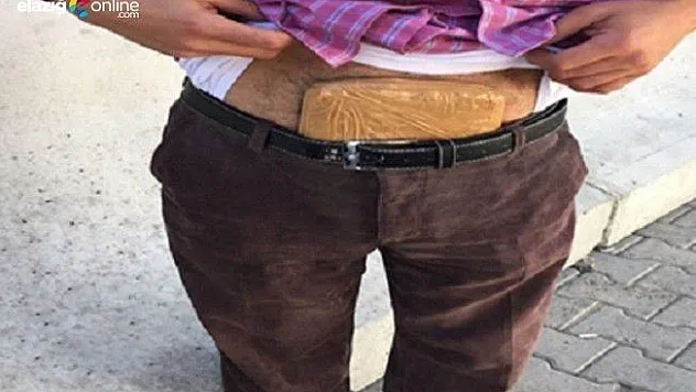 Vücuduna sakladığı esrarla yakalandı