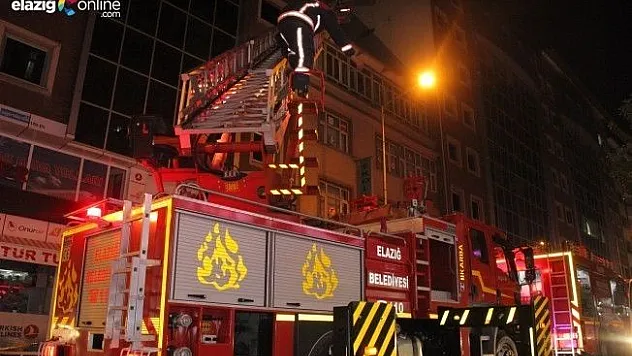 Elazığ'da yanan çatı kullanılmaz hale geldi