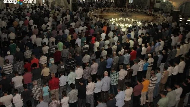 Elazığ'da bayram namazında camiler doldu