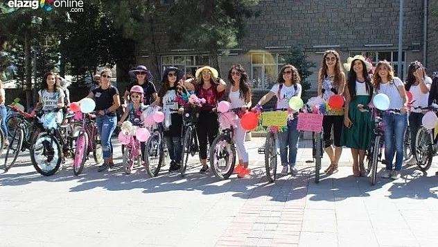 Kadınlar bisikletlerini süsleyip pedal çevirdi