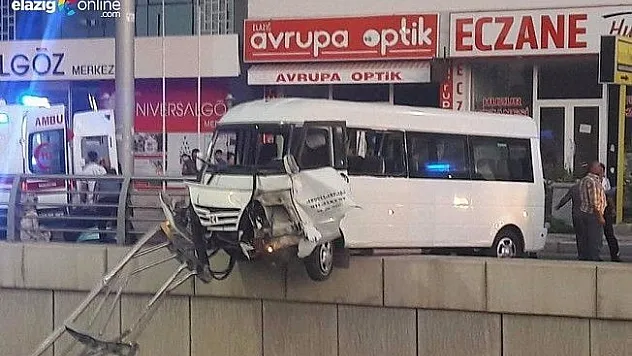 Minibüs korkuluklarda asılı kaldı