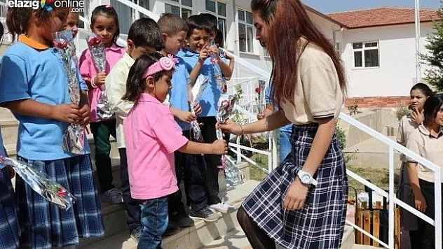 Öğrenciler, ilkokul 1'inci sınıf öğrencilerini çiçekle karşıladı