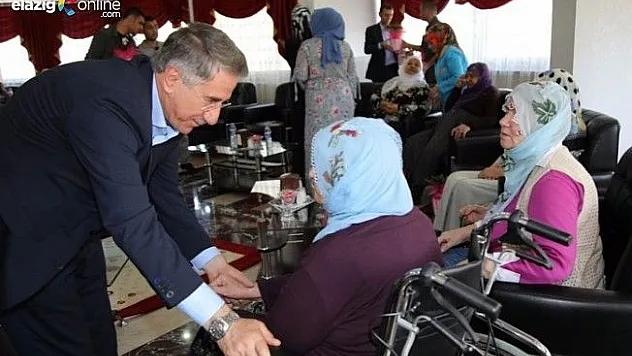 Yanılmaz bayramda hastaları unutmadı