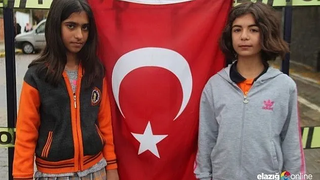 Bayrağı öperken görüntülenen çocuklar konuştu!