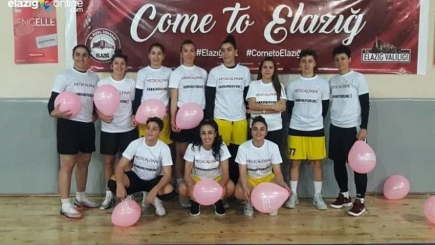 Kadın basketçiler, meme kanserine dikkat çekti