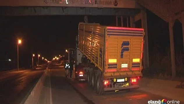 Kamyonun Dorsesi Üst Geçide Çarptı!