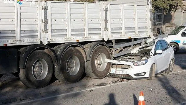 Köpeğe çarpmamak isterken tırın altına girdi