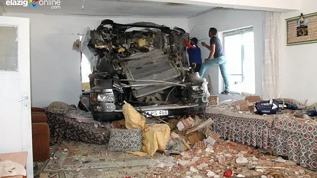 Tır eve girdi, 10 dakika ile faciadan dönüldü