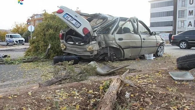 16'lık sürücü refüje çarptı: 4 yaralı