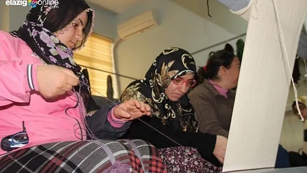 Halı kursu ile hem meslek öğreniyor, hem terapi görüyorlar!