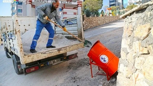Elazığ'da yollarda tuz varili uygulaması