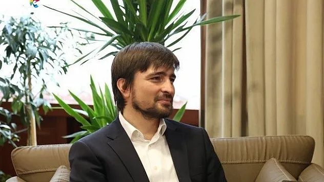 'Kozmetiğe harcadığımız parayı insani yardımlara harcamıyoruz'