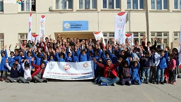 Mobil Gençlik Merkezi Akçakiraz'da