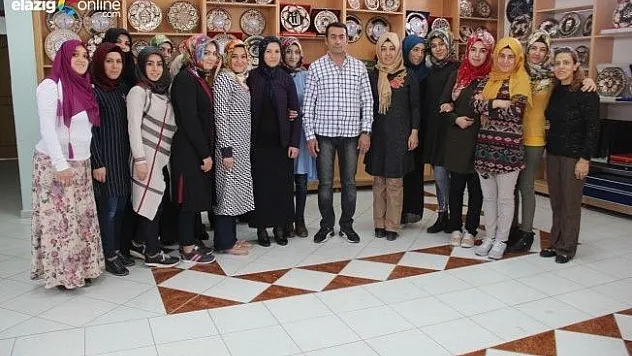 Örnek kadınlar hem evlerine, hem eğitime destek oluyor