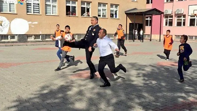 Tunceli Valisi ve Emniyet Müdürü Çocuklarla Futbol Oynadı