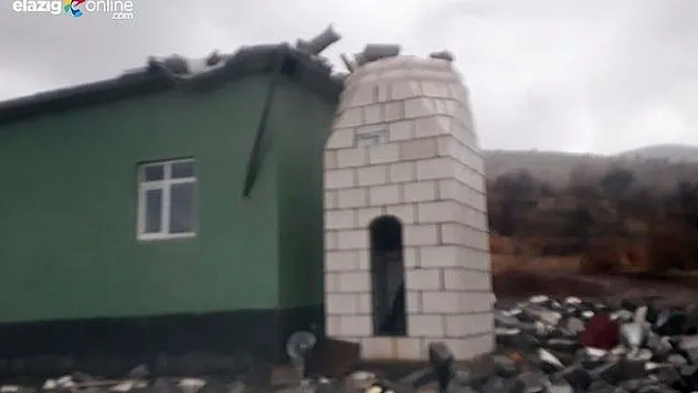 Yıldırım cami minaresini yıktı